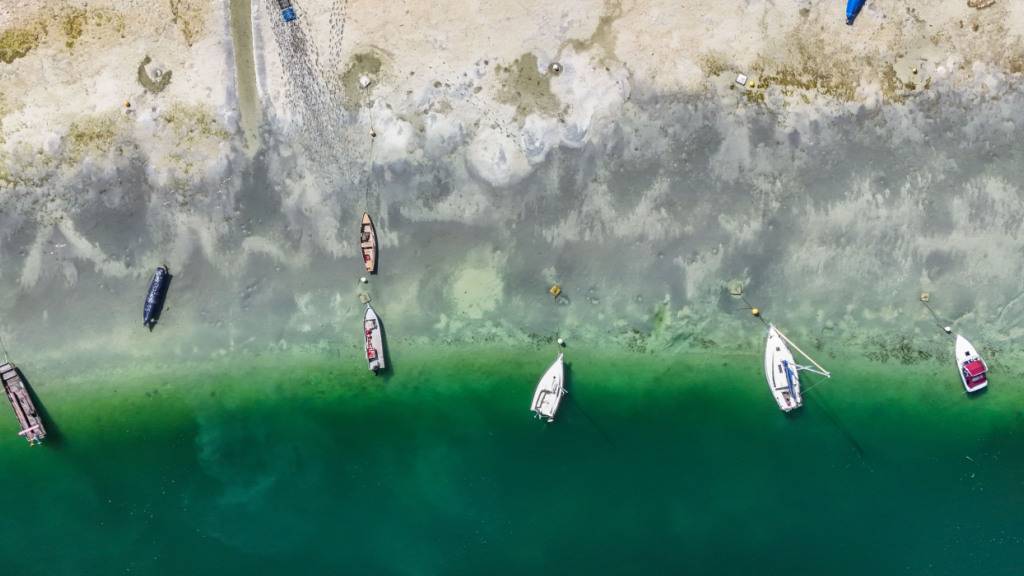 ARCHIV - Bei sonnigem Spätsommerwetter am Bodensee liegen einige Boote aufgrund des niedrigen Wasserstands auf dem Trockenen. Foto: Marius Bulling/onw-images/dpa