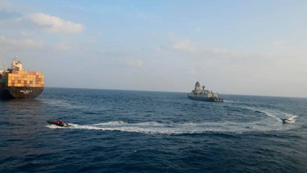 HANDOUT - Dieses von der indischen Marine veröffentlichte Foto zeigt ein Löschteam des indischen Marineschiffs «INS Kolkata», das auf ein Feuer auf dem unter liberianischer Flagge fahrenden Handelsschiff «MSC Sky II» reagiert. Foto: Uncredited/AP/dpa/Archivbild