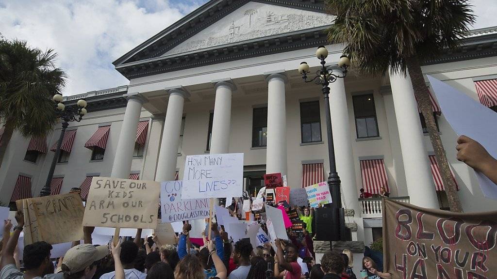 Eine Woche nach dem Massaker an einer Schule in Florida mit 17 Toten haben Tausende Schüler in für eine Verschärfung des US-Waffenrechts demonstriert.
