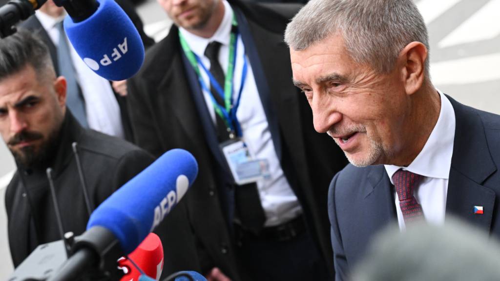 ARCHIV - Der tschechische Ministerpräsident Andrej Babis (r) spricht mit den Medien. Foto: Harry Nakos/AP/dpa/Archivbild