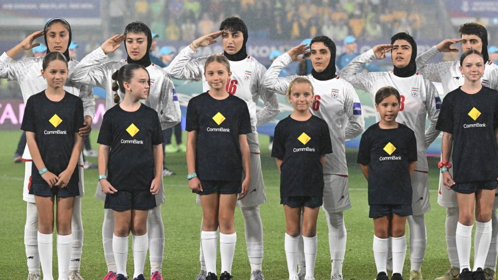 Irans Fussballerinnen vergangenen März beim Salutieren während der Nationalhymne