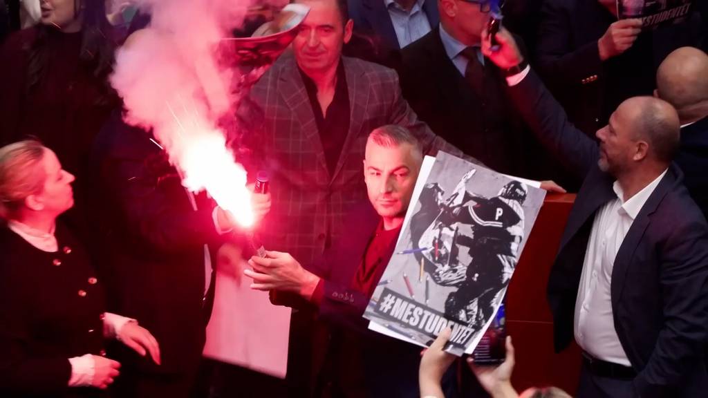 Rauchpetarden und Pyro: Opposition stört Parlamentssitzung in Albanien