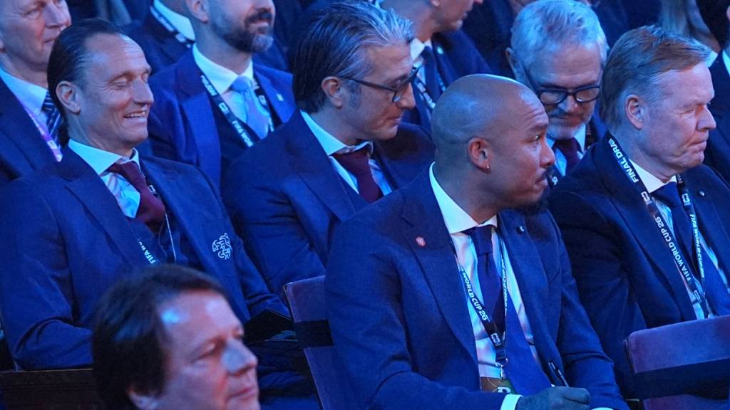 Murat Yakinn (Mitte) beim Kennedy Center in Washington an der WM-Auslosung