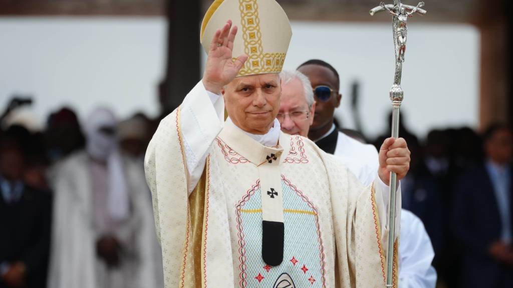 Papst Leo XIV. feiert einen Gottesdienst auf einem Flugplatz. Kamerun ist für das Oberhaupt der katholischen Kirche die zweite Station einer elftägigen Afrika-Reise. Foto: Andrew Medichini/AP/dpa