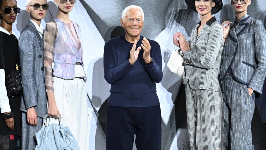 Designer Giorgio Armani begrüsst das Publikum am Ende einer Mode-Präsentation im September in Mailand. (Archivbild)