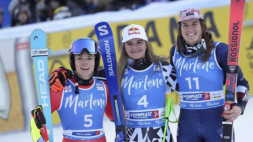 Lara Gut-Behrami (links) wird im Riesenslalom am Kronplatz Zweite hinter Alice Robinson. Paula Moltzan komplettiert das Podest