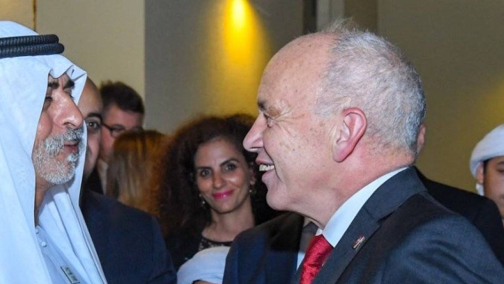 Händeschütteln und freundlich lächeln: Bundespräsident Ueli Maurer am Empfang in der Schweizer Botschaft in Abu Dhabi.