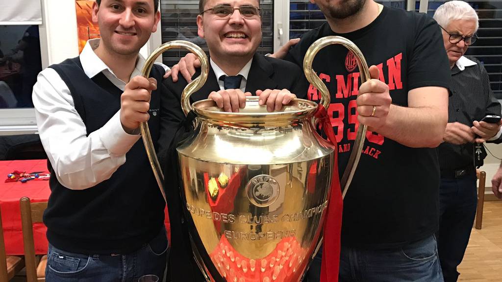 Antonio Bellofatto (Mitte) und andere Fans durften am Samstag einen originalen Champions-League-Pokal in den Händen halten.