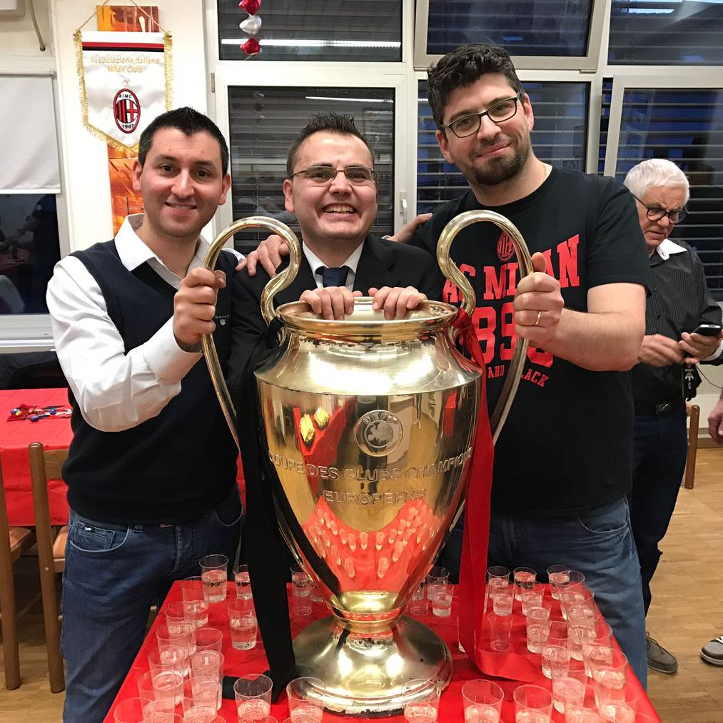 Antonio Bellofatto (Mitte) und andere Fans durften am Samstag einen originalen Champions-League-Pokal in den Händen halten.