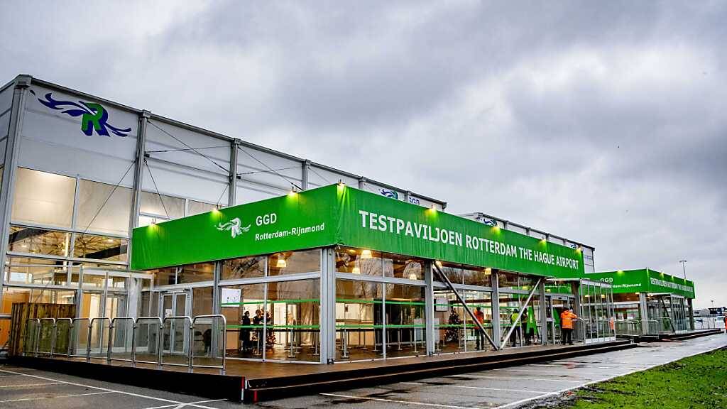 Ein Pavillon steht am Flughafen von Rotterdam Den Haag. Hier wird das Corona-Impfzentrum für die Bewohner der Region Rotterdam-Rijnmond errichtet. Es ist neben Hart van Brabant und Utrecht einer der drei GGD-Standorte, die als erstes mit der Corona-Impfung beginnen. Foto: -/ANP/dpa