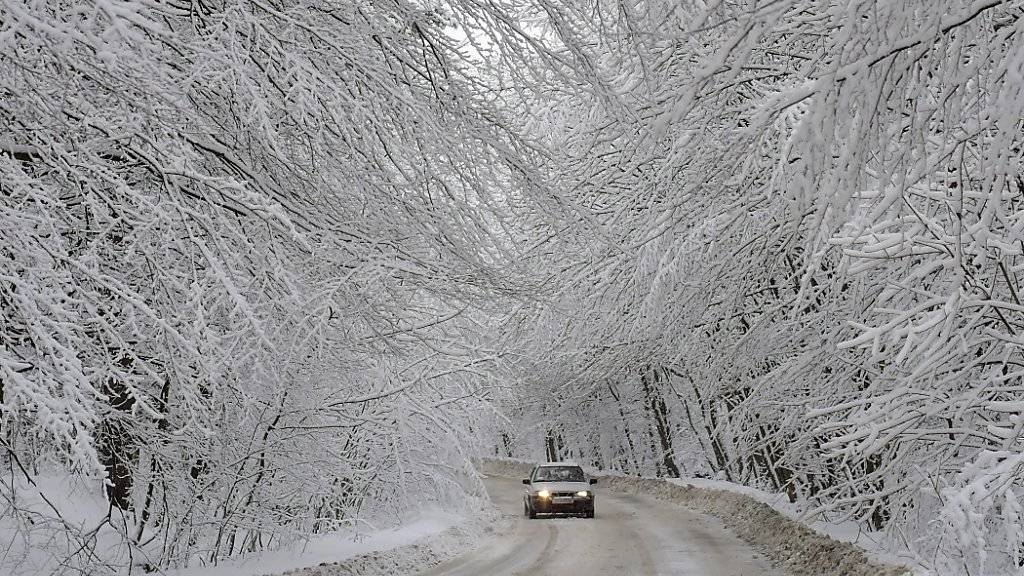 In der Ukraine sind in den vergangenen Wochen 60 Menschen wegen der Kälte gestorben. 
In Jakutien in Sibirien warnten die Behörden vor langen Autofahrten. Man solle auf Fahrten durch abgelegene Gebiete bei der Kälte verzichten, hiess es. (Archivbild)