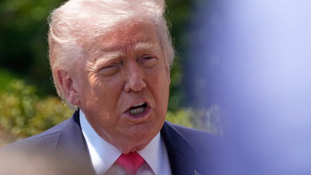 ARCHIV - US-Präsident Donald Trump spricht mit Reportern. Foto: Jen Golbeck/FR172329 AP/dpa/Archivbild