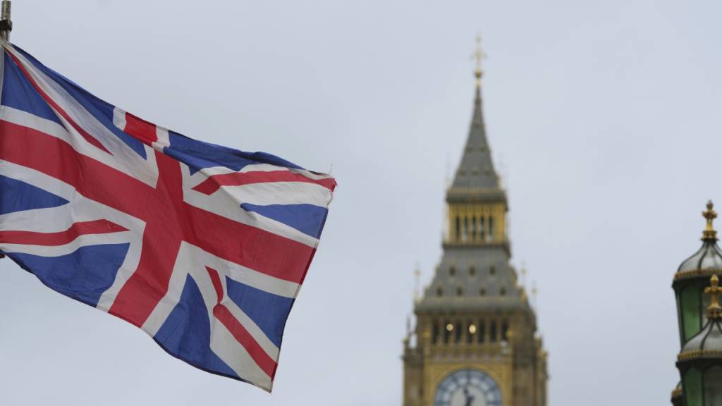 ARCHIV - Die britische Flagge weht in der Nähe des Big Ben in London. Foto: Kirsty Wigglesworth/AP/dpa/Symbolbild