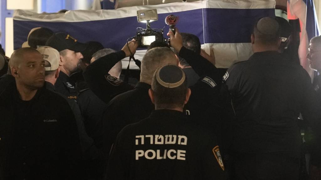 dpatopbilder - Der Sarg mit den sterblichen Überresten der israelischen Geisel Ran Gvili, die als letzte aus dem Gazastreifen geborgen wurde, kommt am Montag im Forensischen Institut Abu Kabir in Tel Aviv, Israel, an. Foto: Mahmoud Illean/AP/dpa