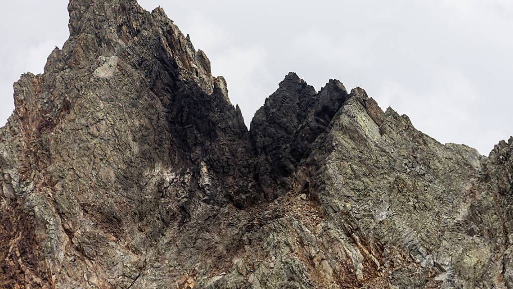 Mit einem F/A-18 flog ein junger Militärpilot 2016 in eine Feldwand am Sustenpass (Im Bild) und starb. (Archivbild).