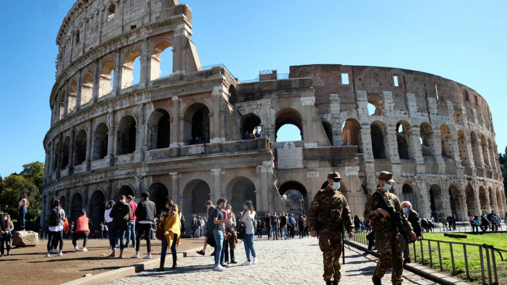 ARCHIV - Mit einem ausfahrbaren Holzboden sollen im Kolosseum in Rom Besucher wieder den antiken Kampfplatz der Arena betreten können. Foto: Mauro Scrobogna/LaPresse via ZUMA Press/dpa/Archivbild