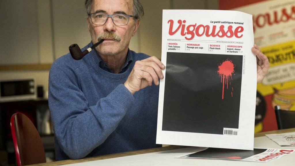 «Vigousse»-Gründer Thierry Barrigue zeigt die Frontseite des Satiremagazins nach dem Anschlag auf die Satirezeitschrift «Charlie-Hebdo» im Jahr 2015. (Archivbild)