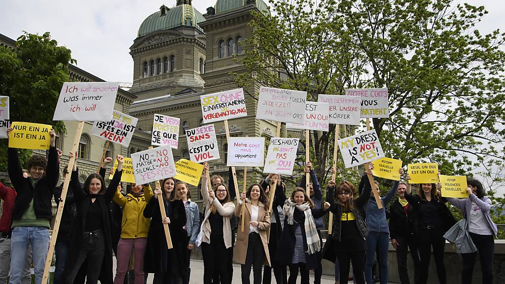 Frauen protestieren vor dem Bundeshaus in Bern gegen sexuelle Gewalt (Aufnahme vom 21. Mai. 2019).