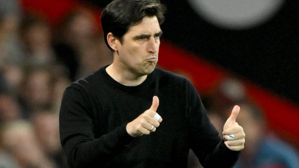 Daumen hoch für Andoni Iraola: Er darf mit dem FC Liverpool einen Top-Verein trainieren