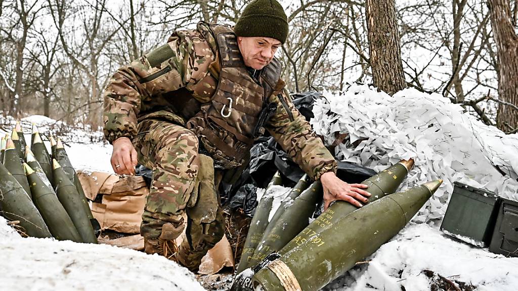 Ein Soldat des 66. separaten Kanonenartilleriebataillons der 406. separaten Artilleriebrigade der ukrainischen Streitkräfte steht nahe Saporischschja im Südosten der Ukraine neben Haubitzengranaten. Foto: --/Ukrinform/dpa