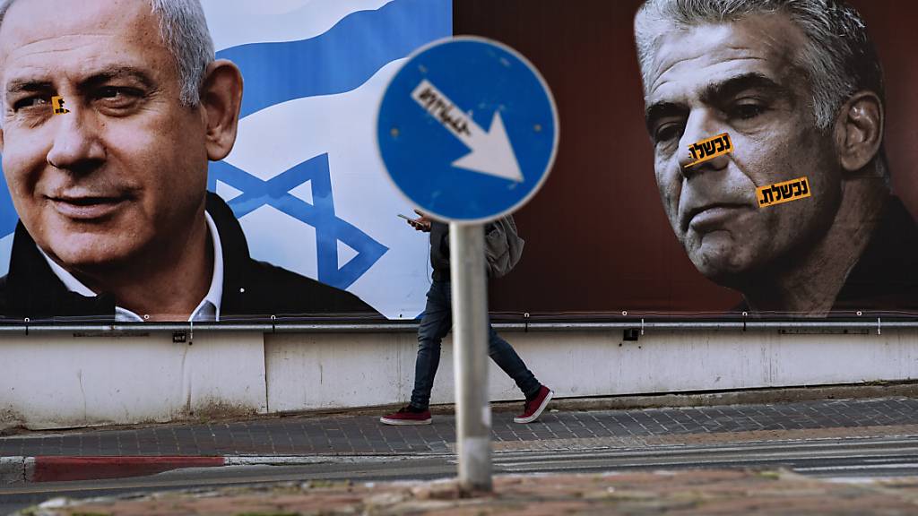 ARCHIV - Auf einem Wahlkampfplakat für den rechtskonservativen Likud sind dessen Vorsitzender Benjamin Netanjahu (l), Premierminister von Israel, und Oppositionsführer Yair Lapid abgebildet. (zu dpa «Bibi-Dämmerung? - Israels vierte Wahl in zwei Jahren») Foto: Oded Balilty/AP/dpa