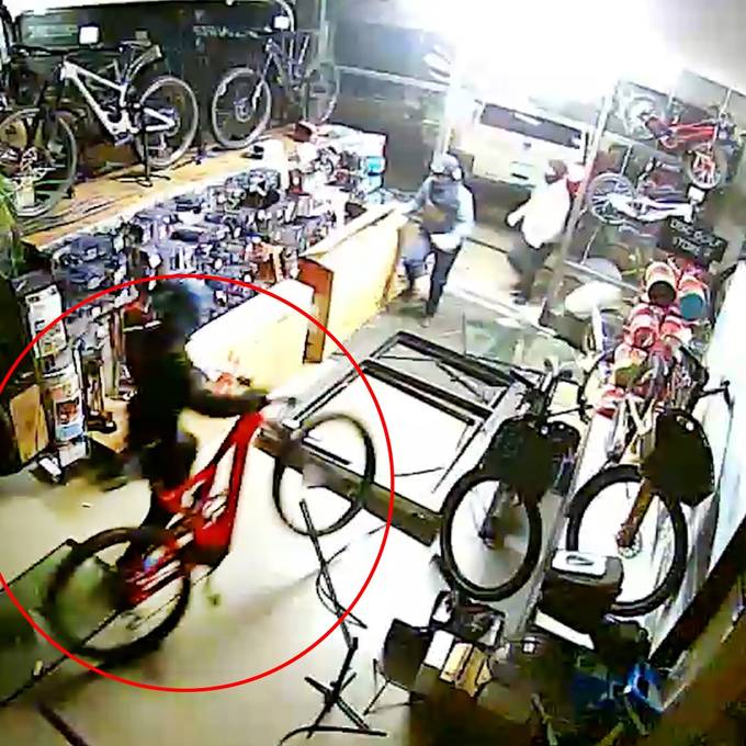 Überwachungskamera filmt, wie Einbrecher Laden ausräumen