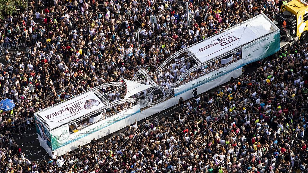 Das sind zu viele Menschen: Die Street Parade in Zürich wird auch dieses Jahr aufgrund der Coronapandemie nicht stattfinden. (Archivbild)