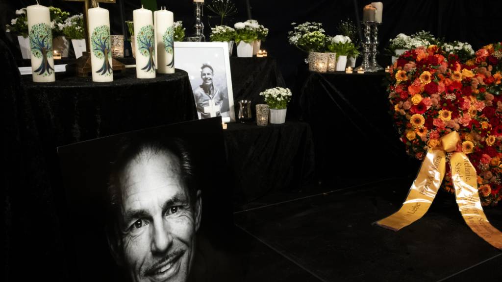 Kerzen und Blumen an der Gedenkfeier für den verstorbenen Hochseilartisten Freddy Nock in Märstetten.