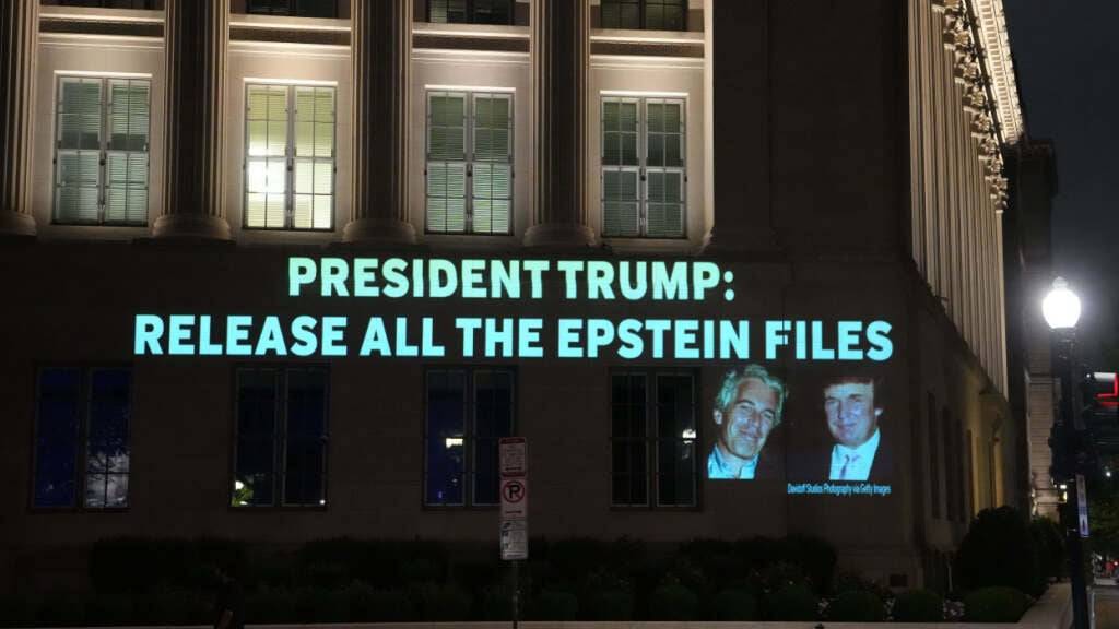 ARCHIV - Diese Aufforderung an US-Präsident Trump wird im Juli 2025 als Projektion an eine Hausfassade am Hauptsitz der US-Handelskammer geleuchtet. Foto: Andrew Leyden/ZUMA Press Wire/dpa