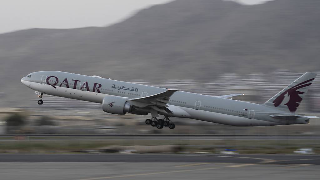 ARCHIV - Ein Flugzeug der Fluggesellschaft Qatar Airways hebt am Flughafen in Kabul ab. Foto: Bernat Armangue/AP/dpa