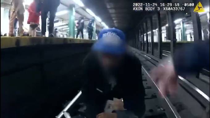 Polizisten hieven Mann von U-Bahn-Gleis in New York