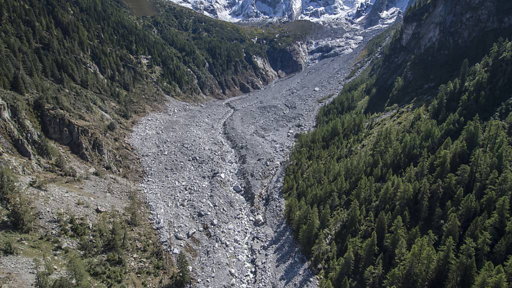 Bei einem der grössten Bergstürze in der Schweiz seit über 130 Jahren waren am Piz Cengalo bei Bondo vom 23. August 2017 acht Menschen auf einem Wanderweg ums Leben gekommen. Ein neues Gutachten belastet nun die Bündner Behörden schwer. (Archiv)