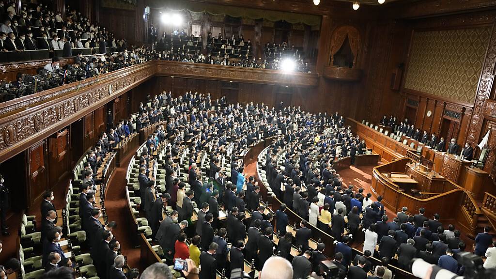 Japanische Abgeordnete im Parlament. In Japan hat die Wahl zum Unterhaus begonnen. Foto: Eugene Hoshiko/AP/dpa