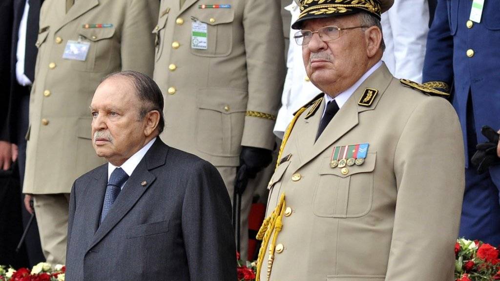 Algeriens Präsident Abdelaziz Bouteflika (links) hat beim algerischen Verfassungsrat seinen Rücktritt eingereicht. Rechts von ihm Armeechef Ahmed Gaid Salah.