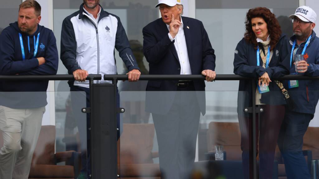 US-Präsident Donald Trump und sein Sohn Eric Trump verfolgen das Geschehen bei den Irish Open auf dem Golfplatz «Trump International Golf Links». Foto: Peter Morrison/AP/dpa