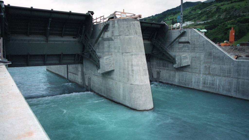 Blick auf die Schleusen des Unterengadiner Kraftwerkes Pradella am Inn. Aufgrund einer Störung gelangte Öl in den Fluss. (Archivbild)