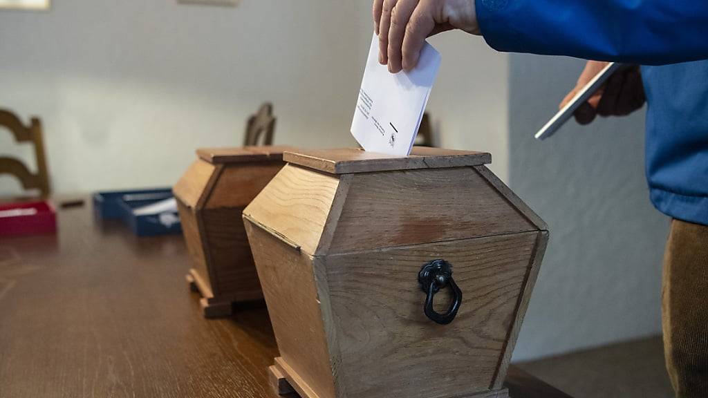 Der Moment der Entscheidung: Einwurf der Wahlzettel bei den eidgenössischen Wahlen 2019 in Guttannen BE. (Archivbild)