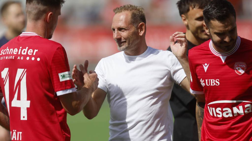 Mauro Lustrinelli (Mitte) trainiert den FC Thun seit 2022