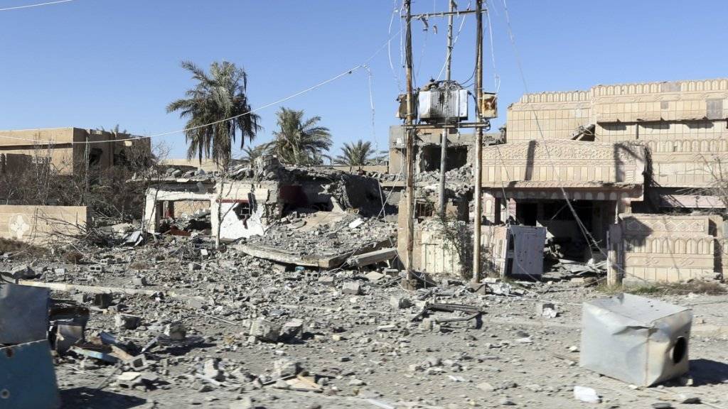 Von Kämpfen zerstörte Gebäude in der irakischen Stadt Ramadi. Laut der UNO begeht die Terrormiliz IS Kriegsverbrechen im Irak. (Archiv)