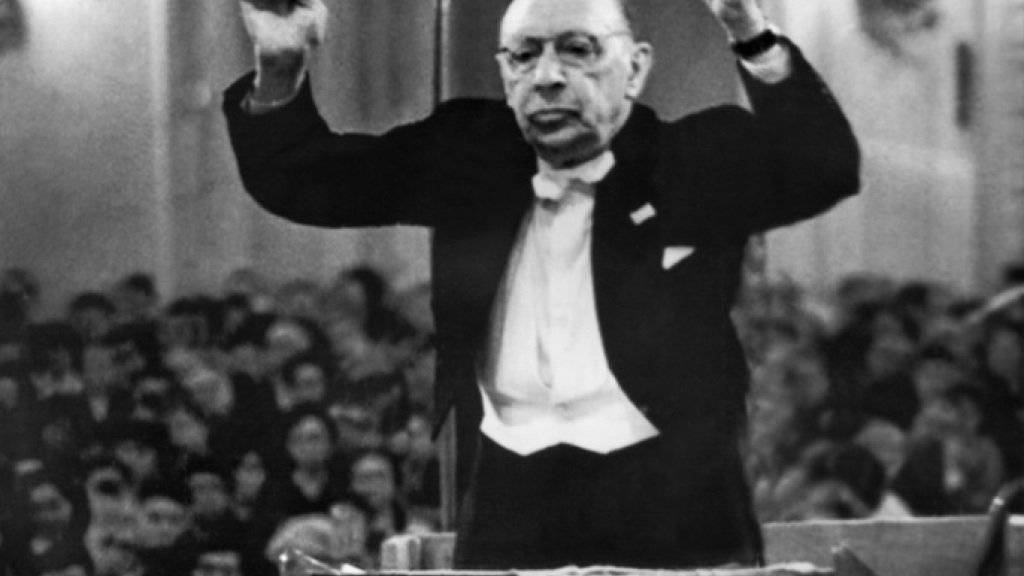 Der russische Komponist Igor Strawinsky (1882-1971) 1962 als Dirigent. Am 28. September 2018 jährt sich sein Kammerspiel «L'Histoire du Soldat» zu 100. Mal. (Archiv)