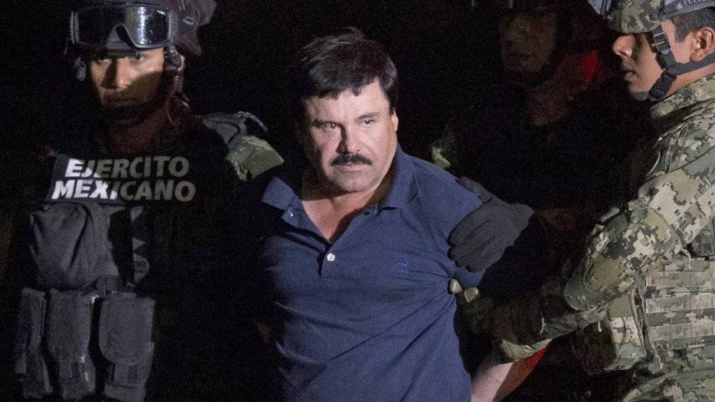 «El Chapo» bei seiner Verhaftung im Januar. Sein Anwalt erklärte nun, bei einer Auslieferung an die USA, würde sich der Drogenboss schuldig bekennen. (Archiv)