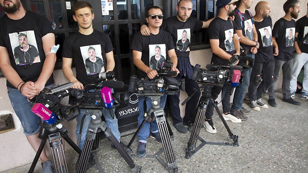 Kollegen eines nach einem Angriff gestorbenen Journalisten protestieren in Tiflis. Foto: Shakh Aivazov/AP/dpa