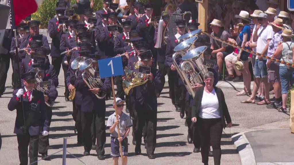 Farbiger Umzug am Zentralschweizer Jodlerfest in Menznau