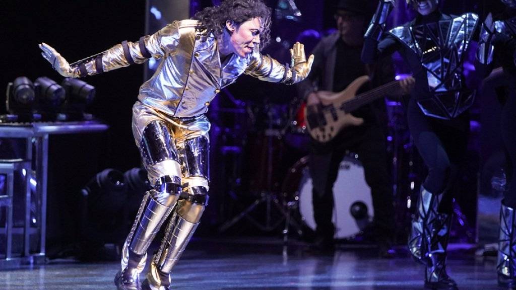 Musicaldarsteller Dantanio Goodman mimt auf der Bühne den erwachsenen Michael Jackson. (Archivbild)