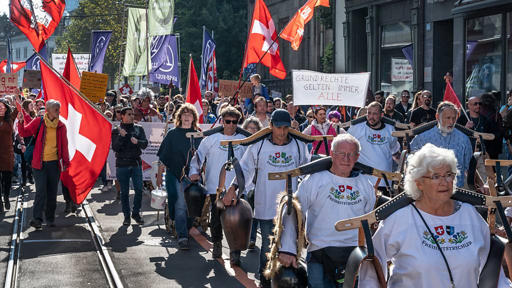 Freiheitstrychler, Corona-Massnahmengegner, protestieren in Basel. (Aufnahme vom 9. Oktober in Basel)