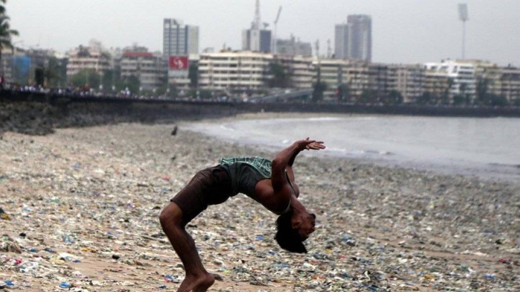 An den Stränden von Mumbai sammelt sich der Abfall an. (Symbolbild)