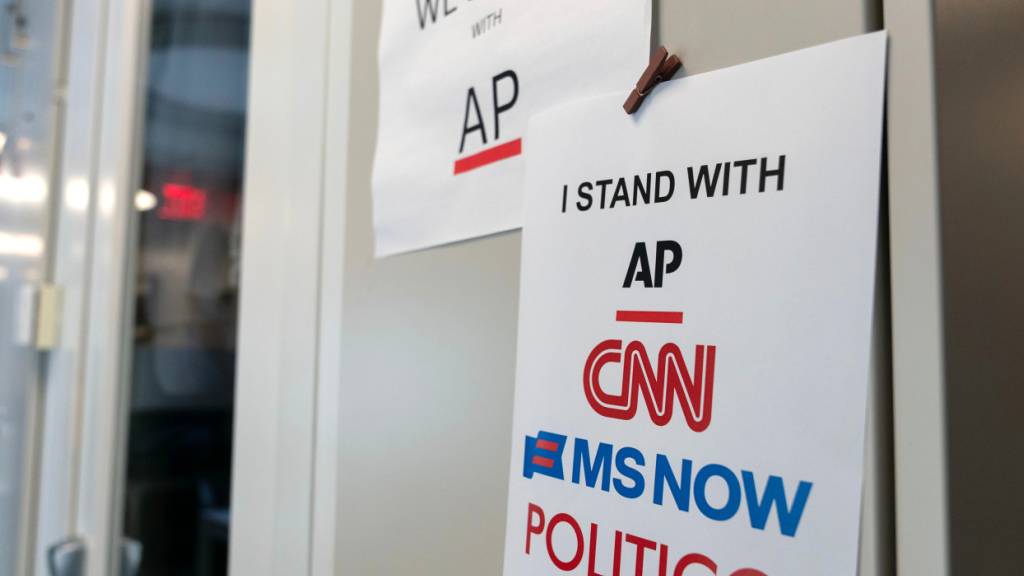 ARCHIV - Im Presseraum des Weißen Hauses in Washington ist ein Schild zur Unterstützung der Nachrichtenmedien zu sehen. Foto: Jose Luis Magana/FR159526 AP/dpa (Archivbild)