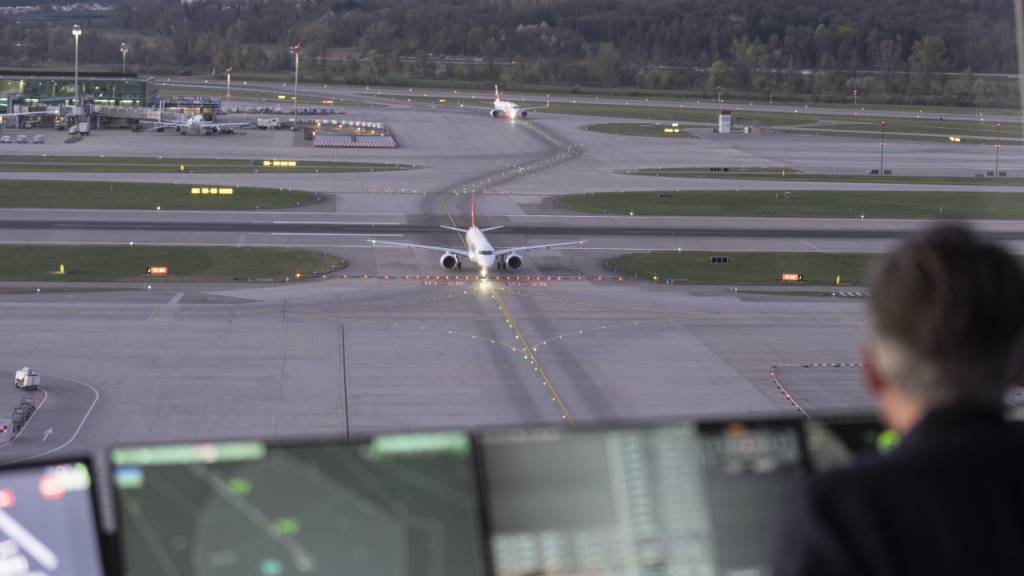 Wegen eines technischen Problems müssen die Fluglotsen auf ein manuelles Verfahren zurückgreifen. Das benötigt laut der Flugsicherung Skyguide mehr Zeit. (Archivbild)