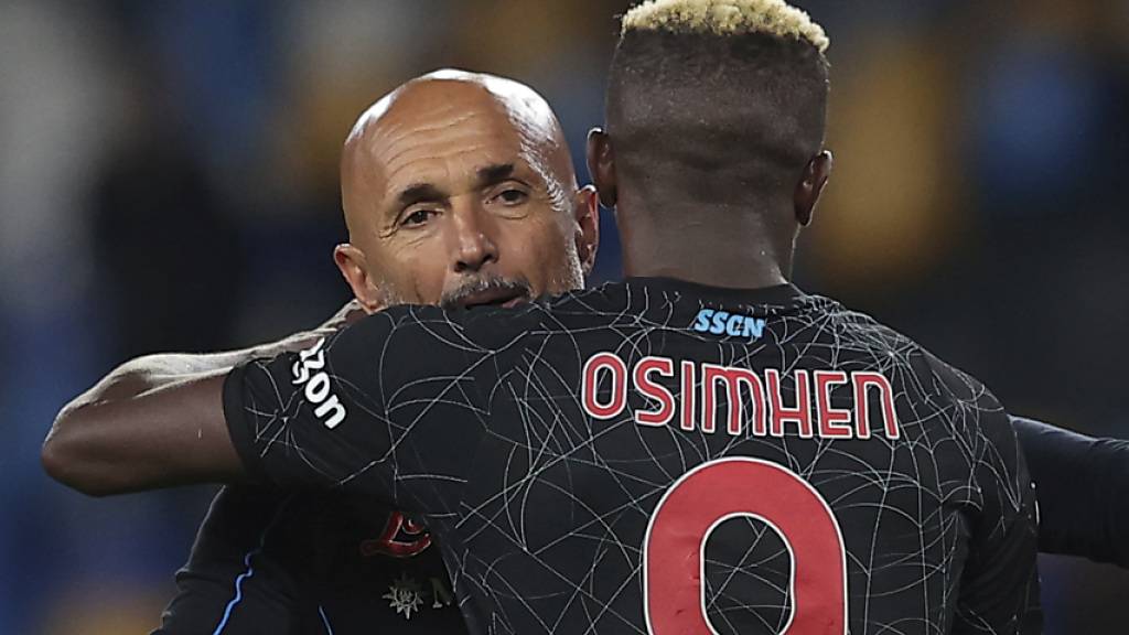 Napolis Torschütze Victor Osimhen wird von Cheftrainer Luciano Spalletti beglückwünscht