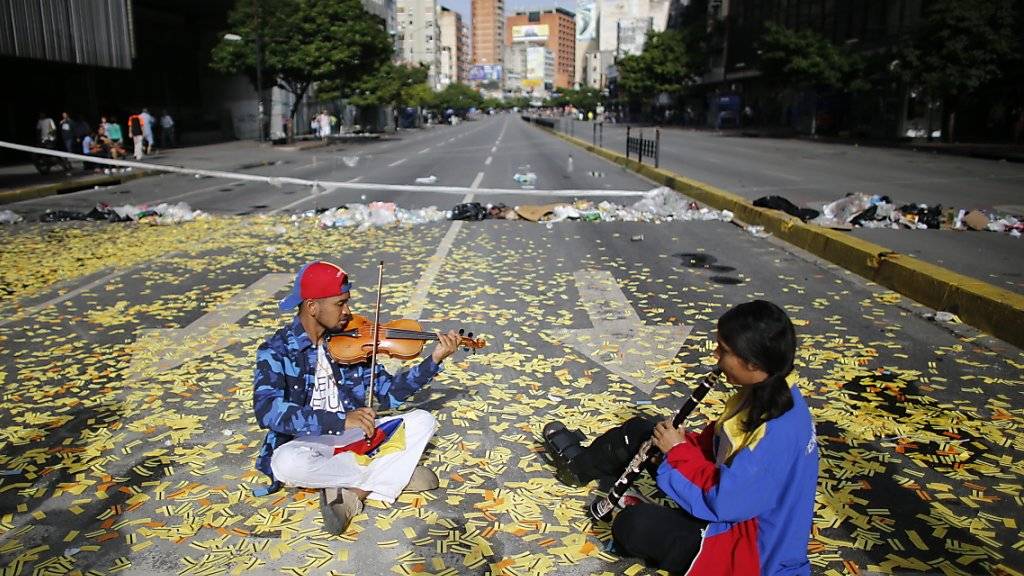 Musikanten statt Autos auf einer leeren Strasse in Venezuelas Hauptstadt Caracas. Dort findet derzeit ein Generalstreik gegen die Regierung statt.